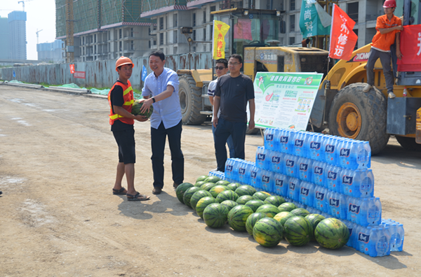 集團(tuán)公司開展夏季送清涼慰問市政工程一線活動(dòng)